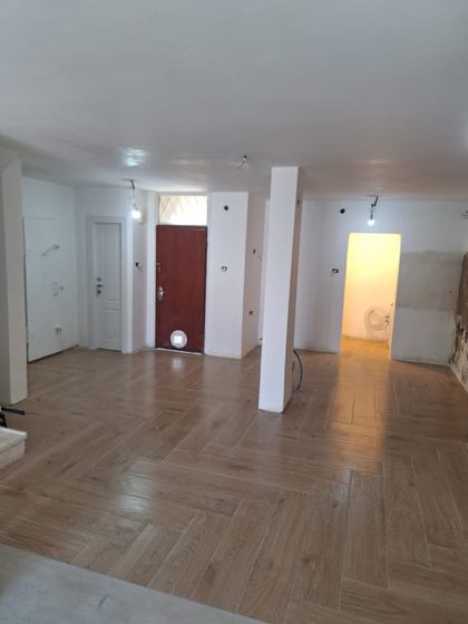 ריצוף דמוי פרקט בדוגמת אבן הבנאי בשלב העבודה